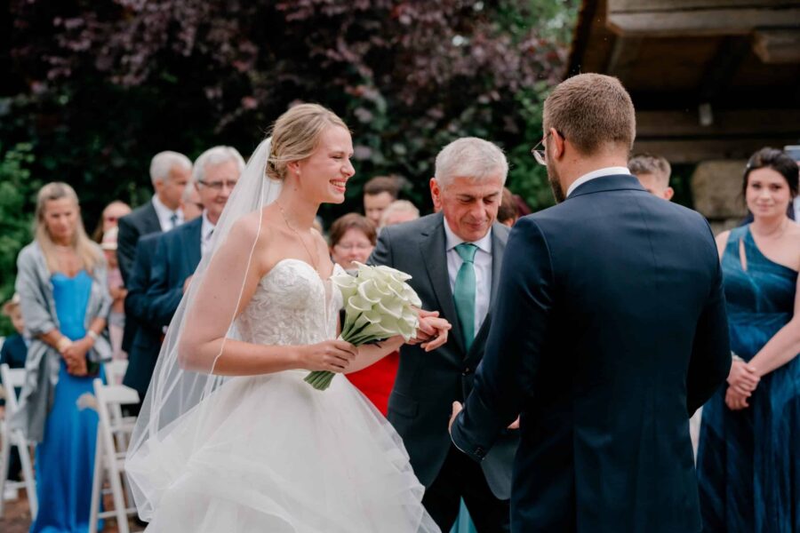 Brautpaar beim Empfang im Freien mit Gästen