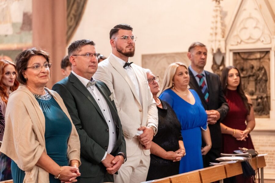 Gäste bei der Hochzeit in der Kirche stehend