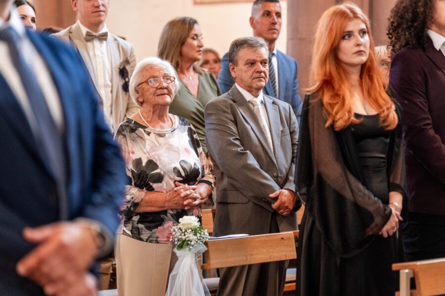 Gäste warten in der Kirche während der Trauung.