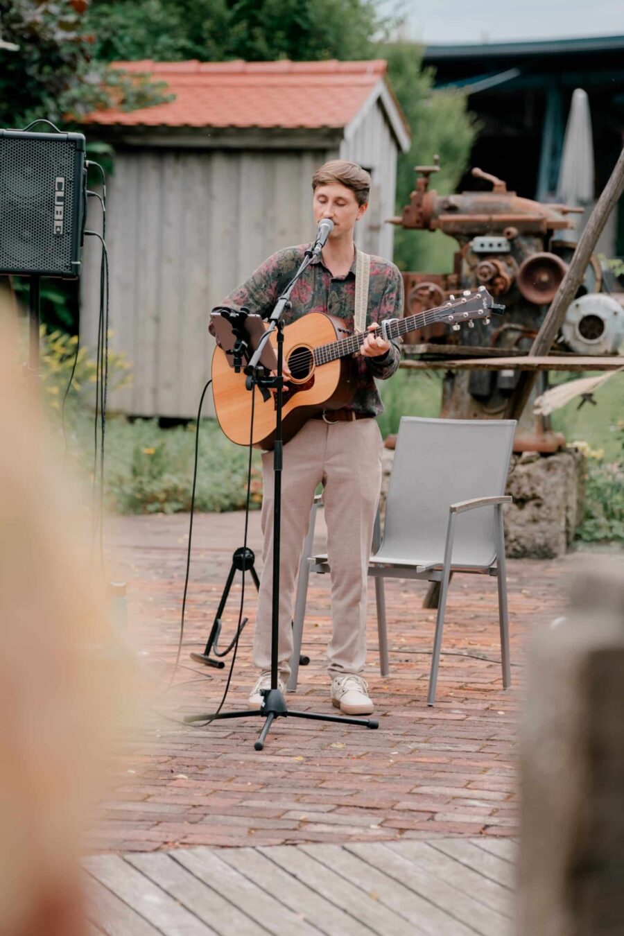 Live-Musik-Performance im Garten bei der Hochzeit