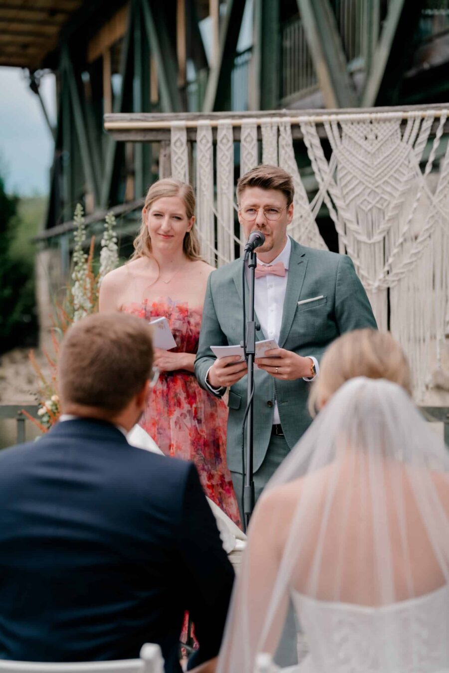 Trauzeugen halten Rede bei Hochzeit im Freien