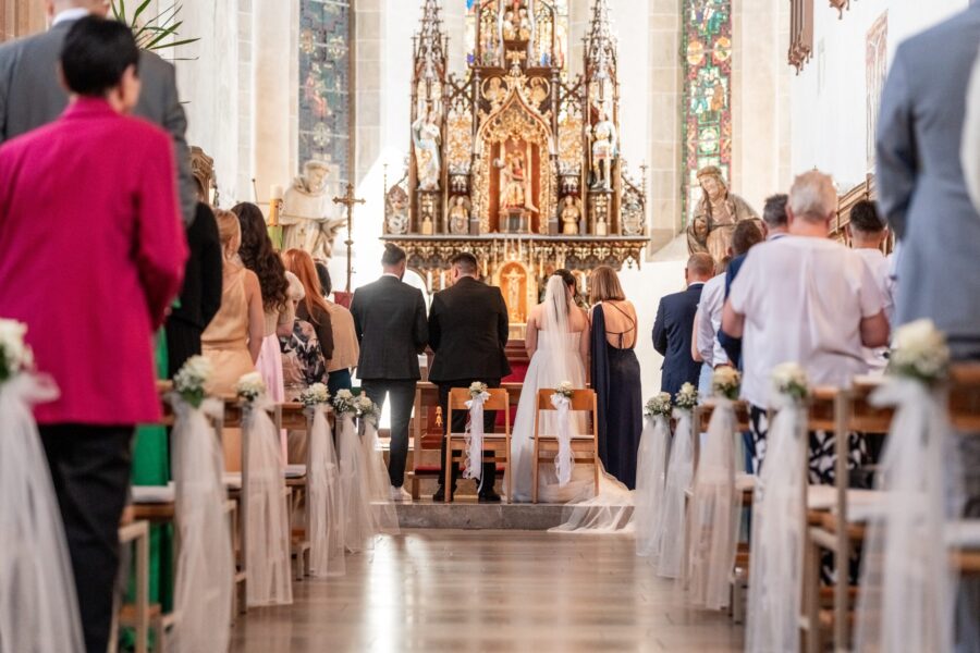 Hochzeitszeremonie in Kirche mit Gästen