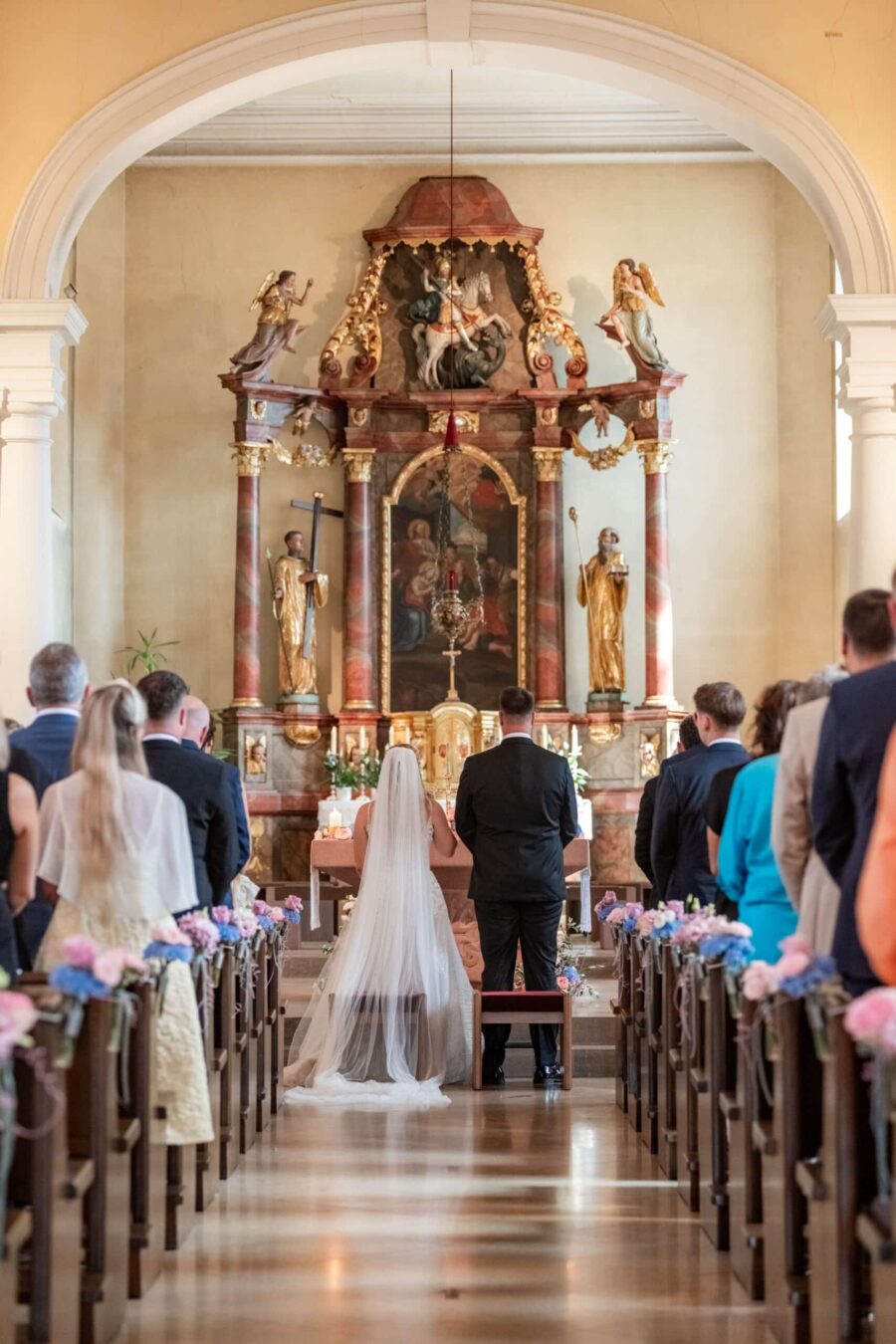 Kirchliche Trauung mit Brautpaar und Gästen