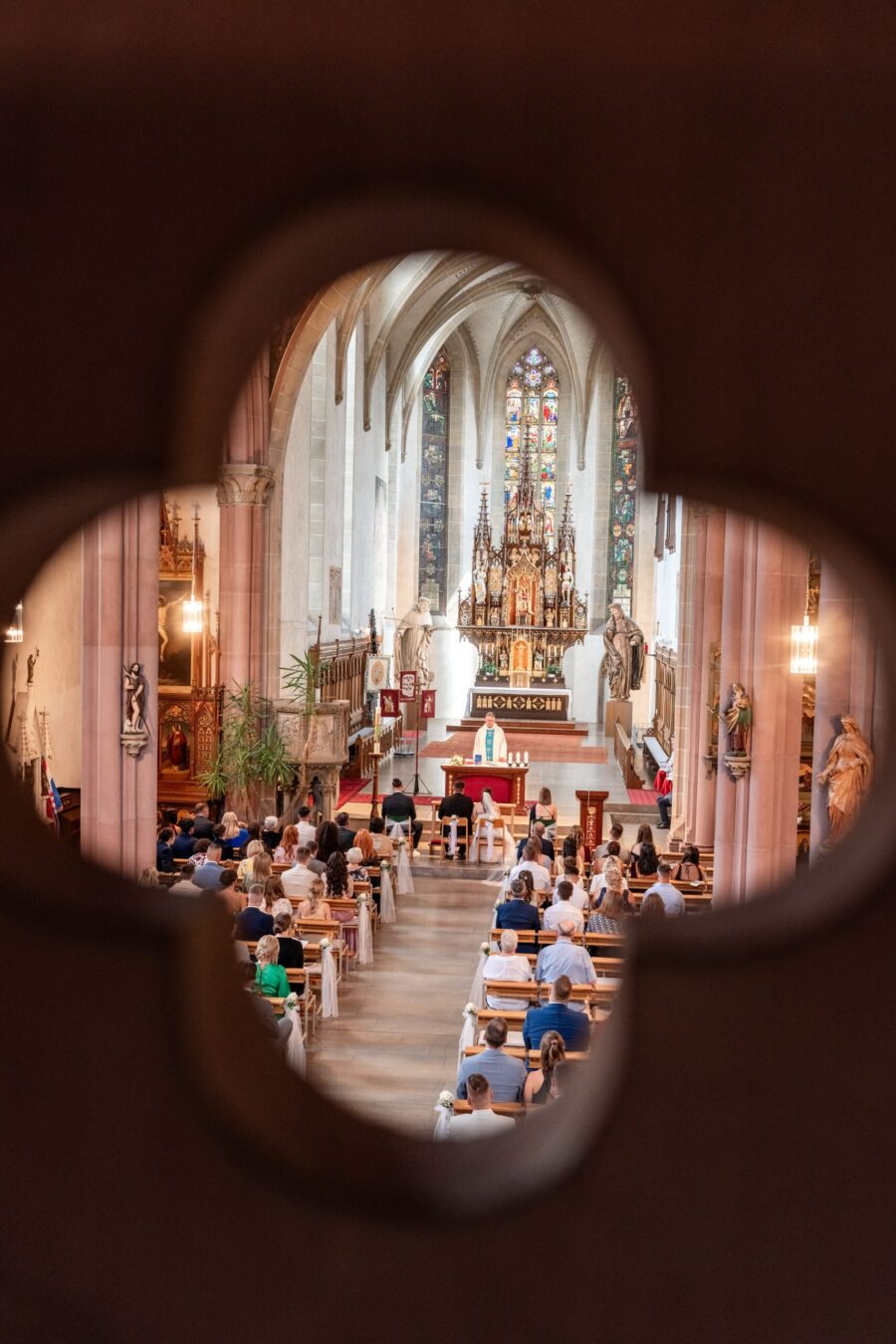 Kirchliche Trauung in gotischer Kathedrale