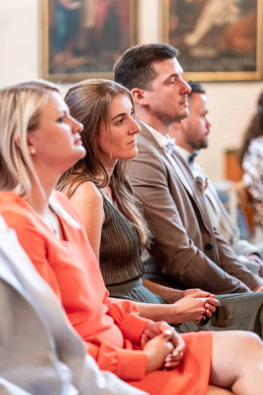 Gäste bei Hochzeitszeremonie in Kirche