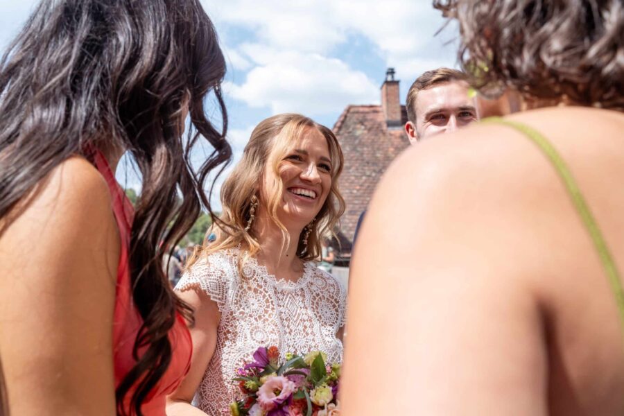Hochzeit Steinburg Würzburg | Editorial Style & Party | Florian Knusper 100 Braut im Gespräch mit Gästen draußen