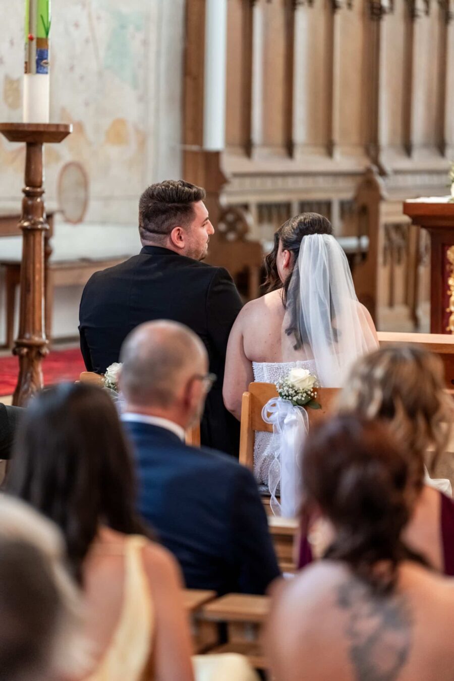 Brautpaar sitzt während Trauung in der Kirche
