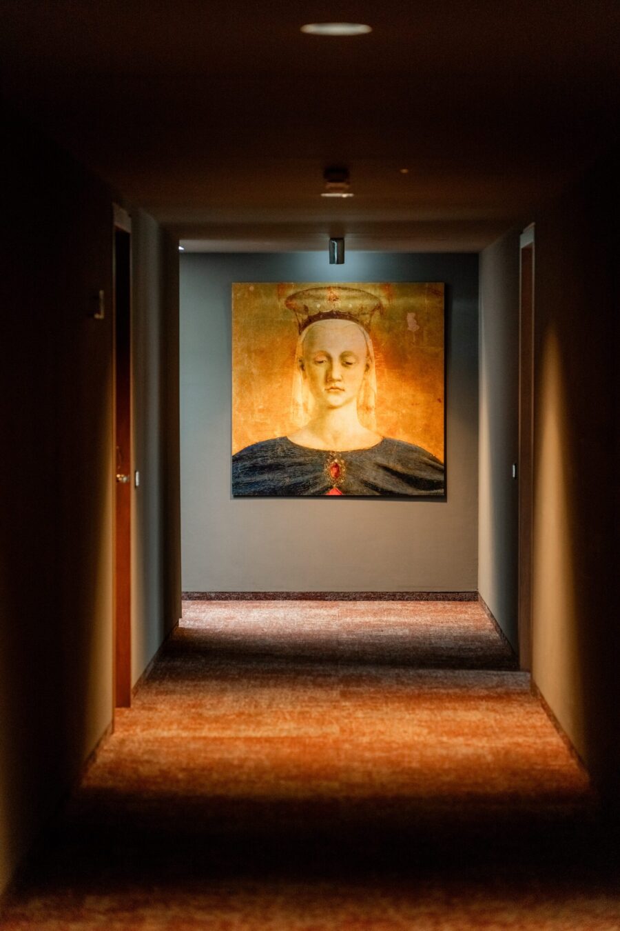 Flur mit Gemälde an der Wand