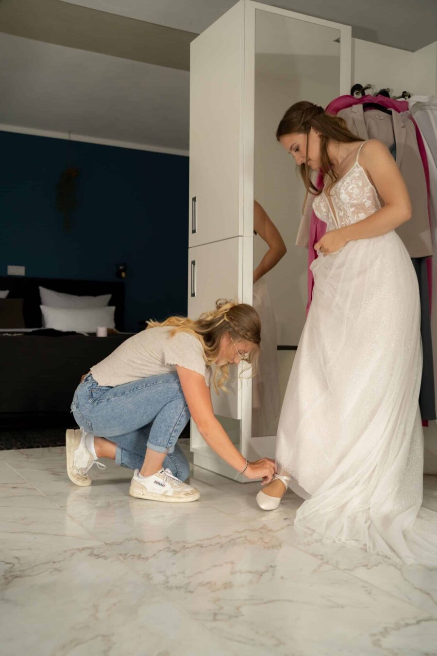 Brautkleid-Anpassung vor der Trauung im Ankleidezimmer