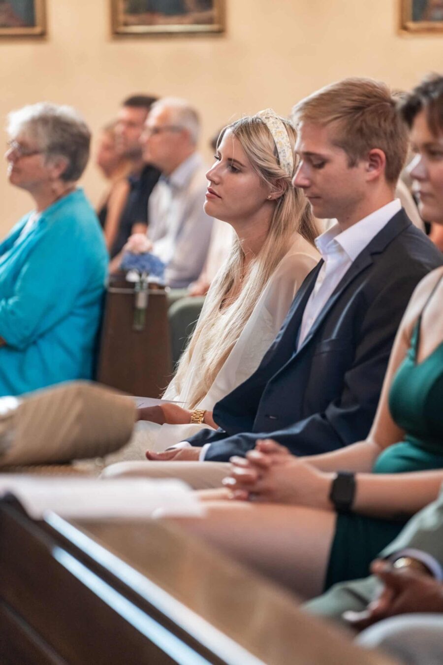 Gäste lauschen aufmerksam in der Kirche
