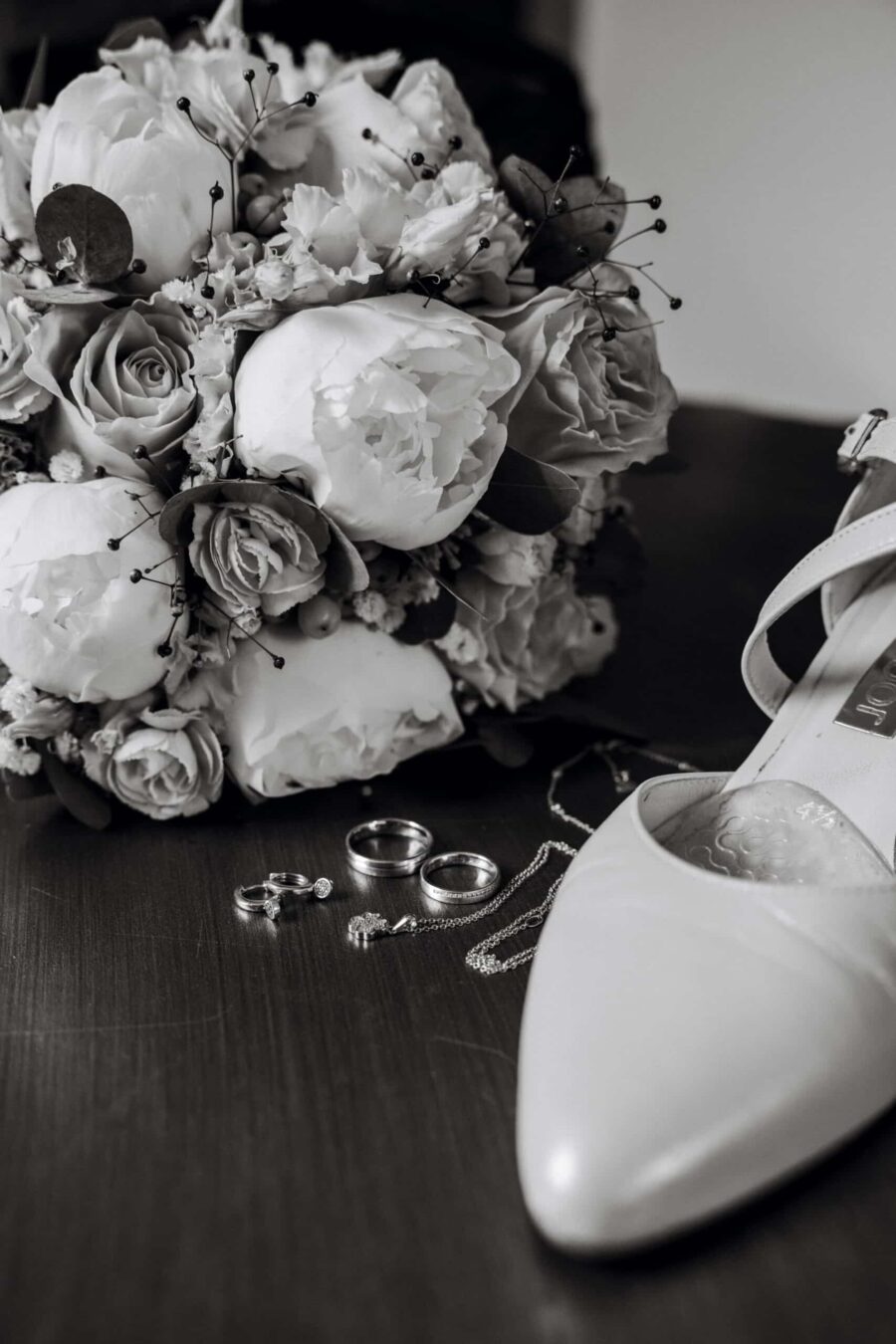 Brautstrauß und Hochzeitsschmuck mit Schuh in Schwarz-Weiß
