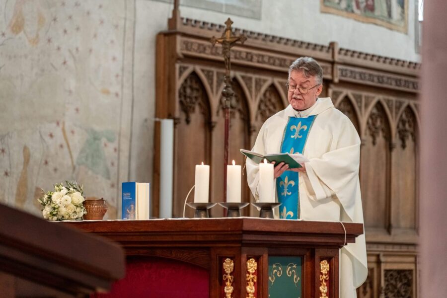 Priester liest während der Trauung in der Kirche