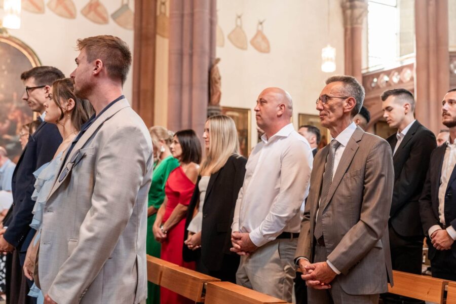 Gäste bei einer Hochzeitszeremonie in der Kirche