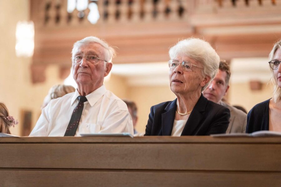 Gäste sitzen während der Trauung in der Kirche