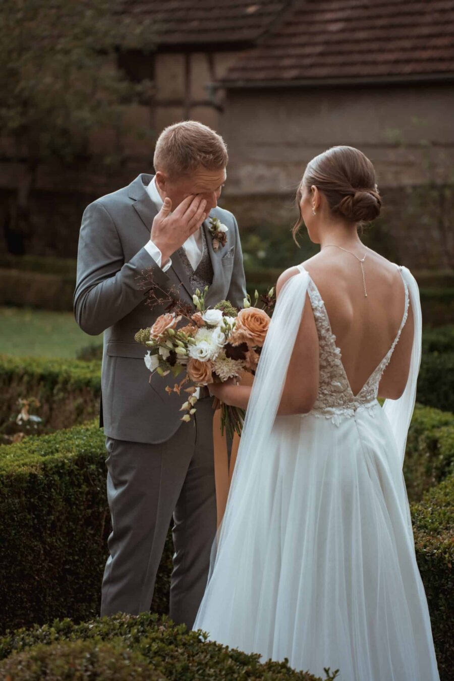 Gartenhochzeit mit Brautpaar und Blumenstrauß