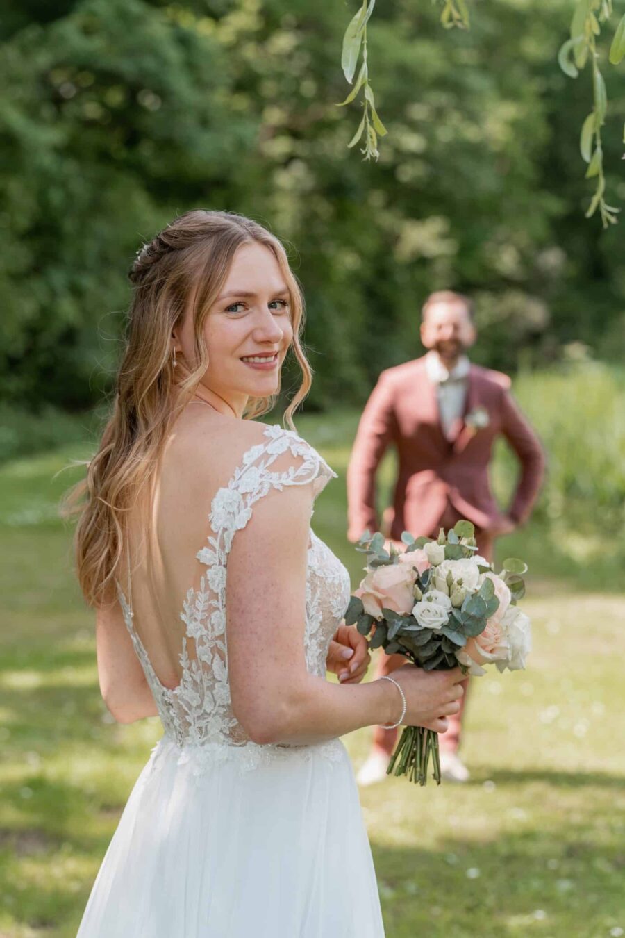 Braut im Garten mit Blumenstrauß