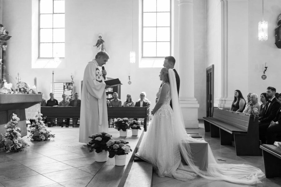 Kirchliche Trauung mit Brautpaar und Priester