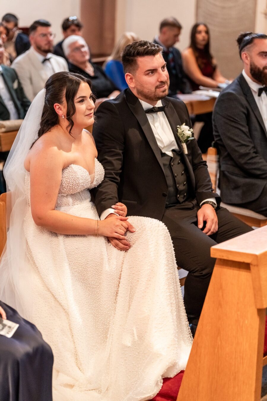 Brautpaar bei der Trauungszeremonie in der Kirche