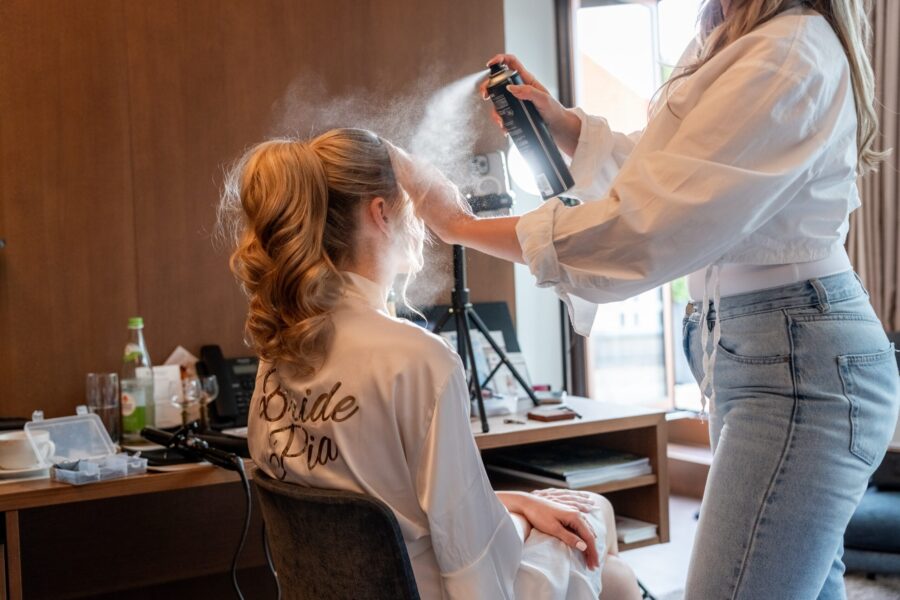 Hochzeit Villa Oriental | Editorial Summer Vibes & Live Cooking 288 Brautstyling vor dem Hochzeitstag im Ankleideraum