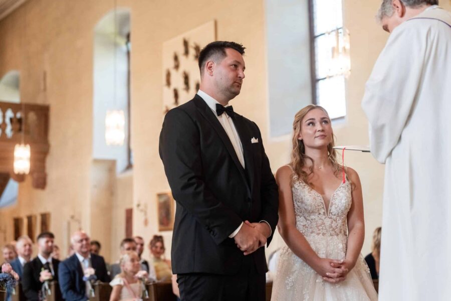 Brautpaar bei Trauung in Kirche