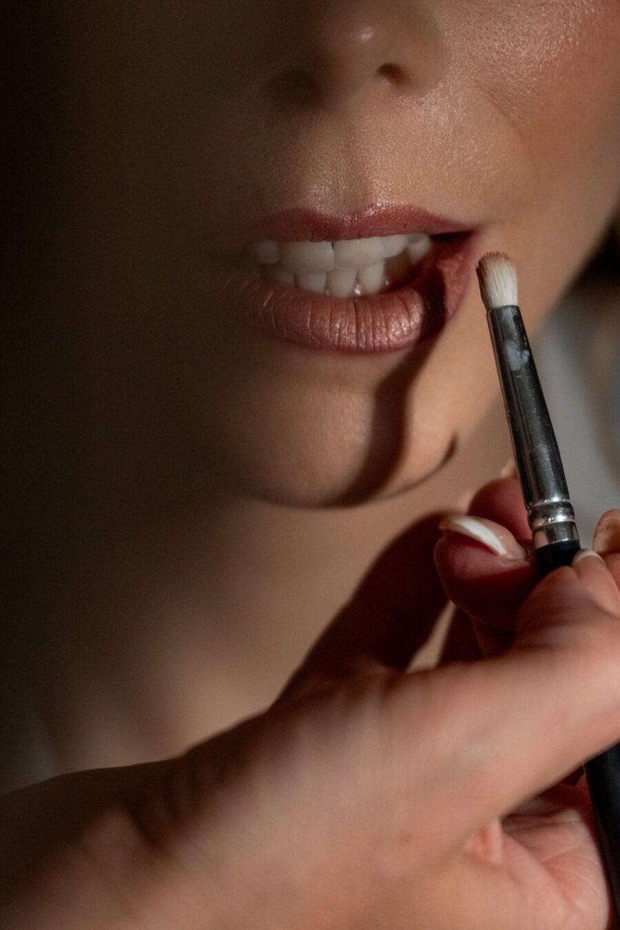 Braut Make-up wird aufgetragen