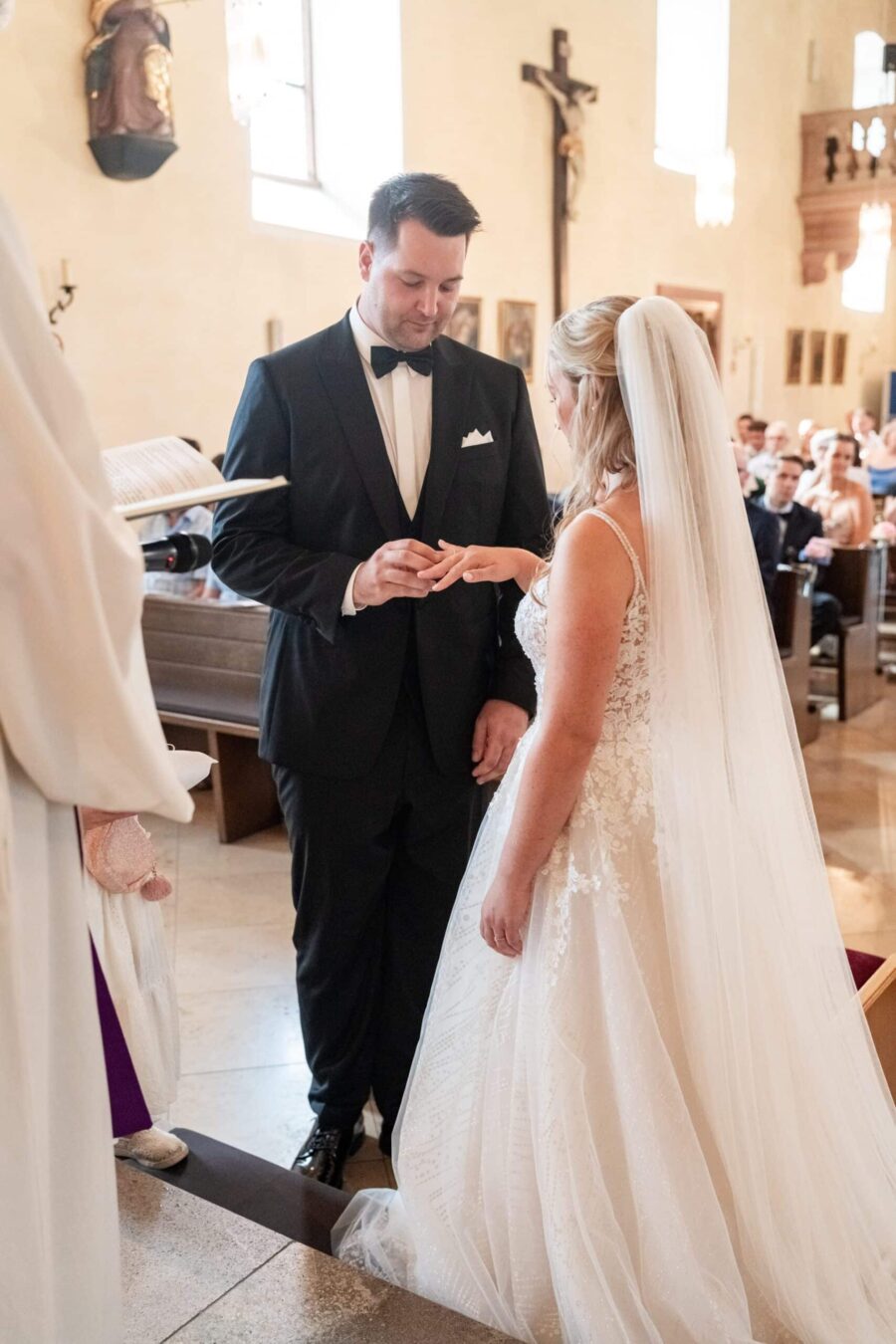 Eheringtausch in der Kirche während der Trauung