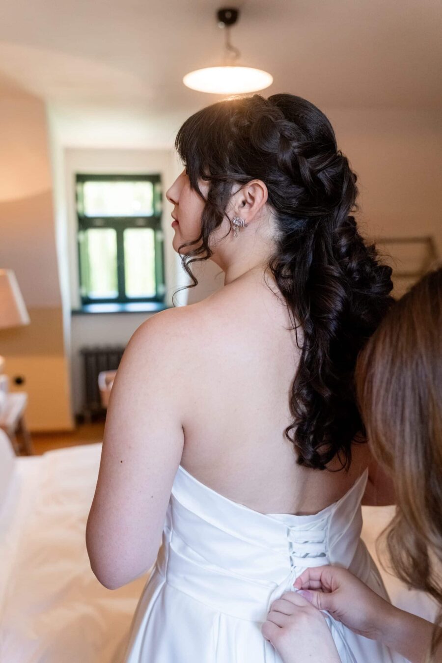 Braut im Zimmer beim Ankleiden, Hofgut Hünersdorff