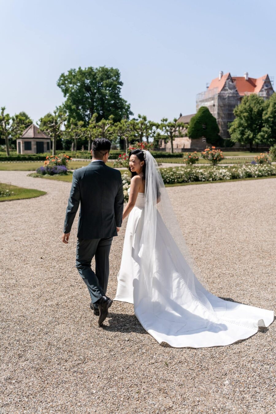 Brautpaar spaziert im Schlossgarten