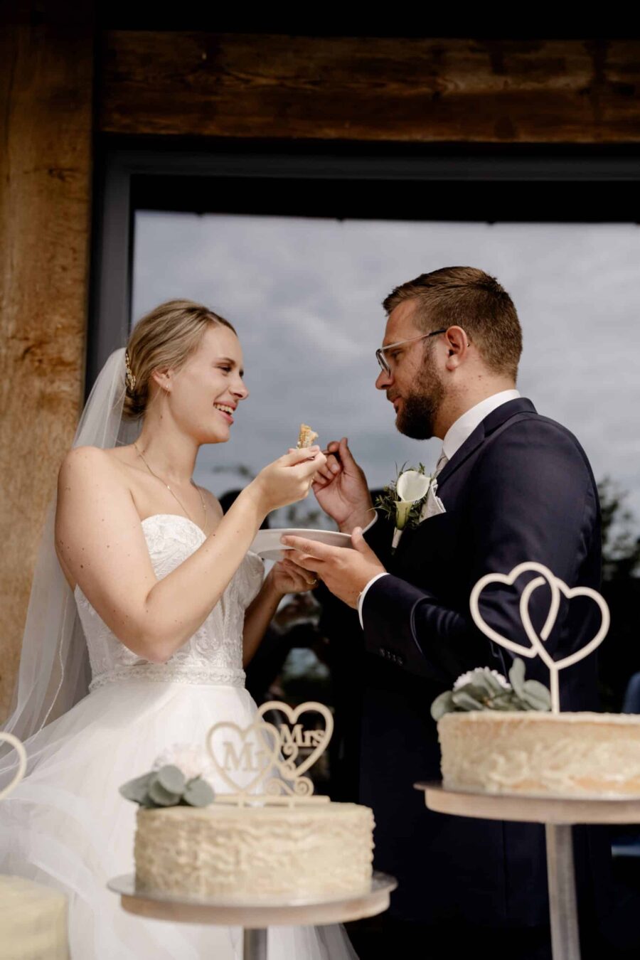 Brautpaar beim Anschneiden der Hochzeitstorte