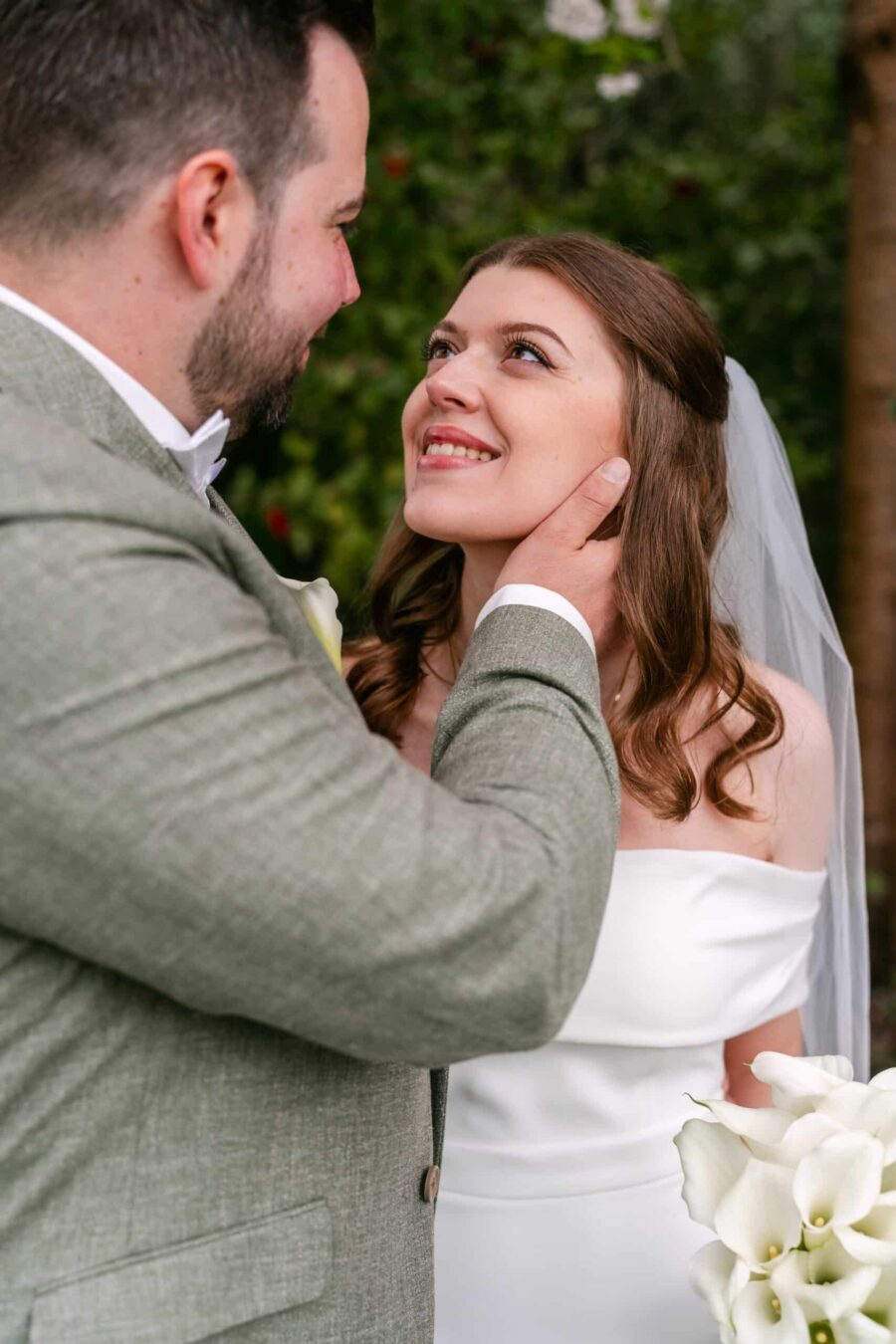 Hochzeit Insel Mainau Bodensee – Heiraten am Bodensee 18 Brautpaar im Garten, inniger Blick mit Calla-Strauß