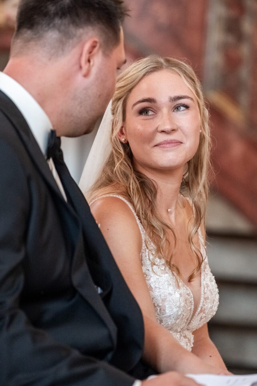 Brautpaar bei der Trauzeremonie in der Kirche