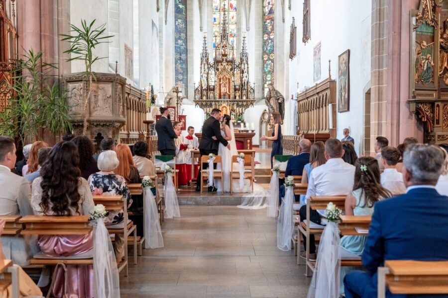 Kirchliche Trauung mit Brautpaar und Gästen