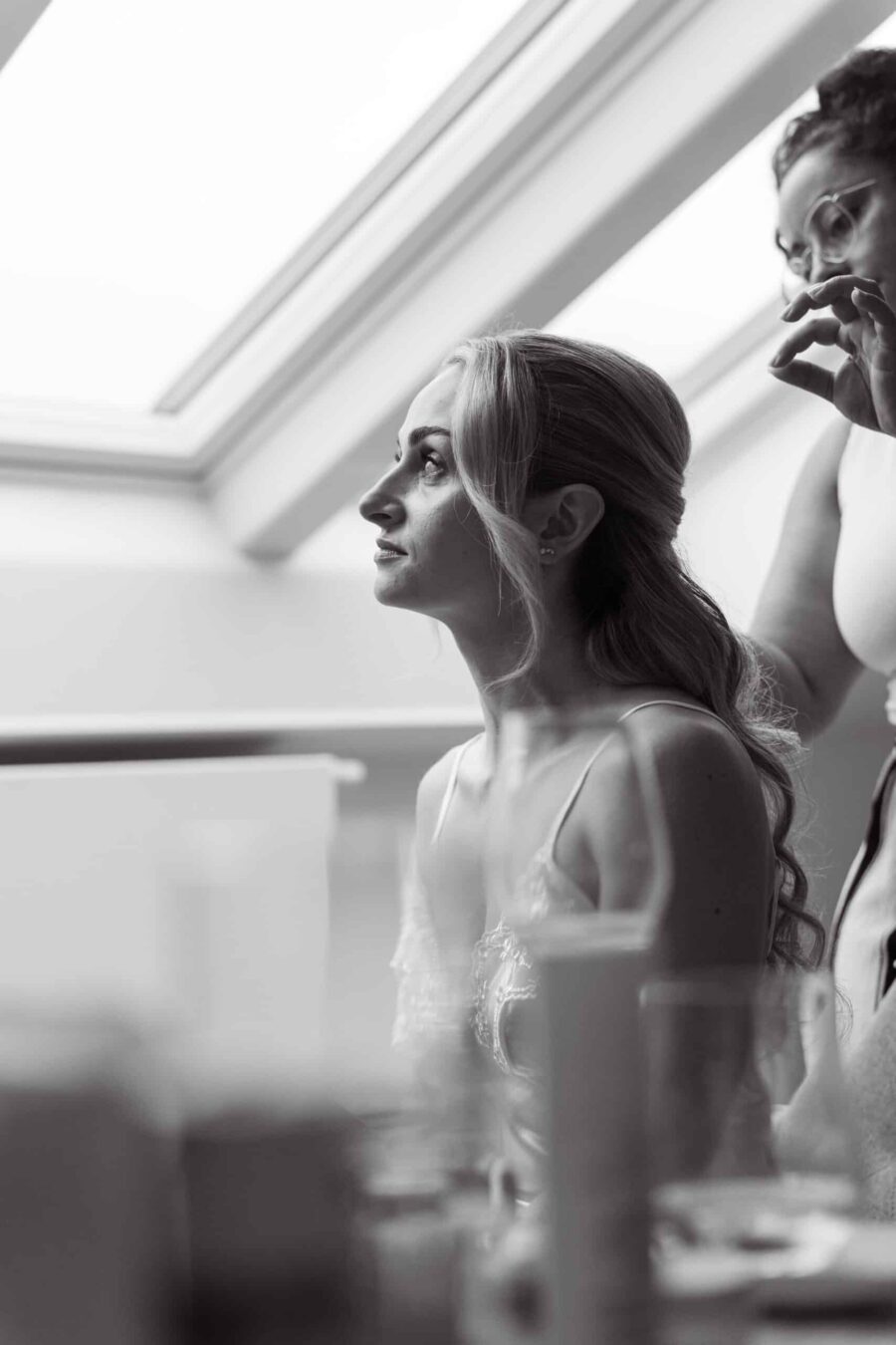 Brautvorbereitung mit Friseurin am Fenster