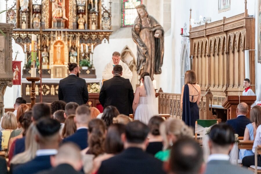 Kirchliche Trauung mit Brautpaar und Gästen