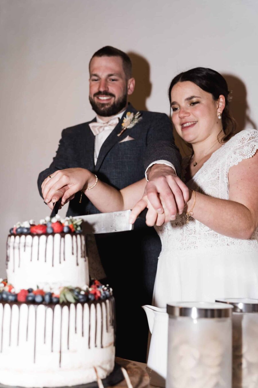 Brautpaar schneidet Hochzeitstorte an