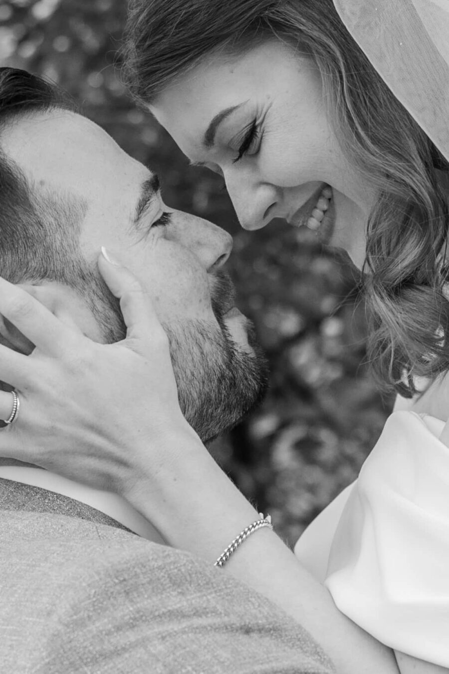 Hochzeit Insel Mainau Bodensee – Heiraten am Bodensee 21 Brautpaar kurz vor Kuss, Nahaufnahme in Schwarzweiß