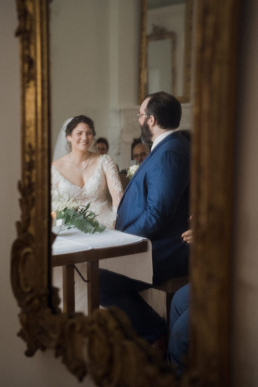 Brautpaar am Tisch im Spiegel, elegante Dekoration