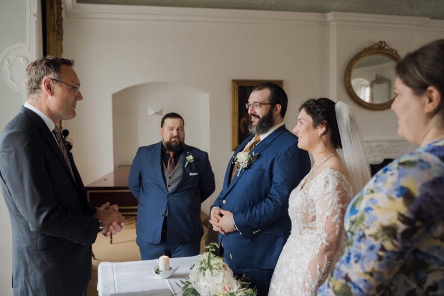 Trauung mit Brautpaar und Trauzeugen im Raum
