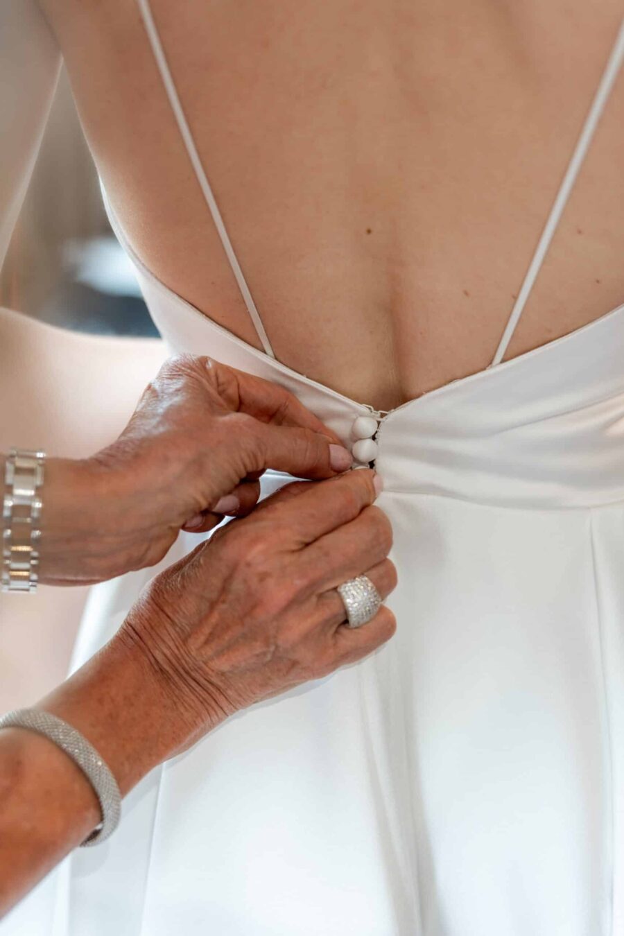 Schließen des Brautkleids vor der Hochzeit