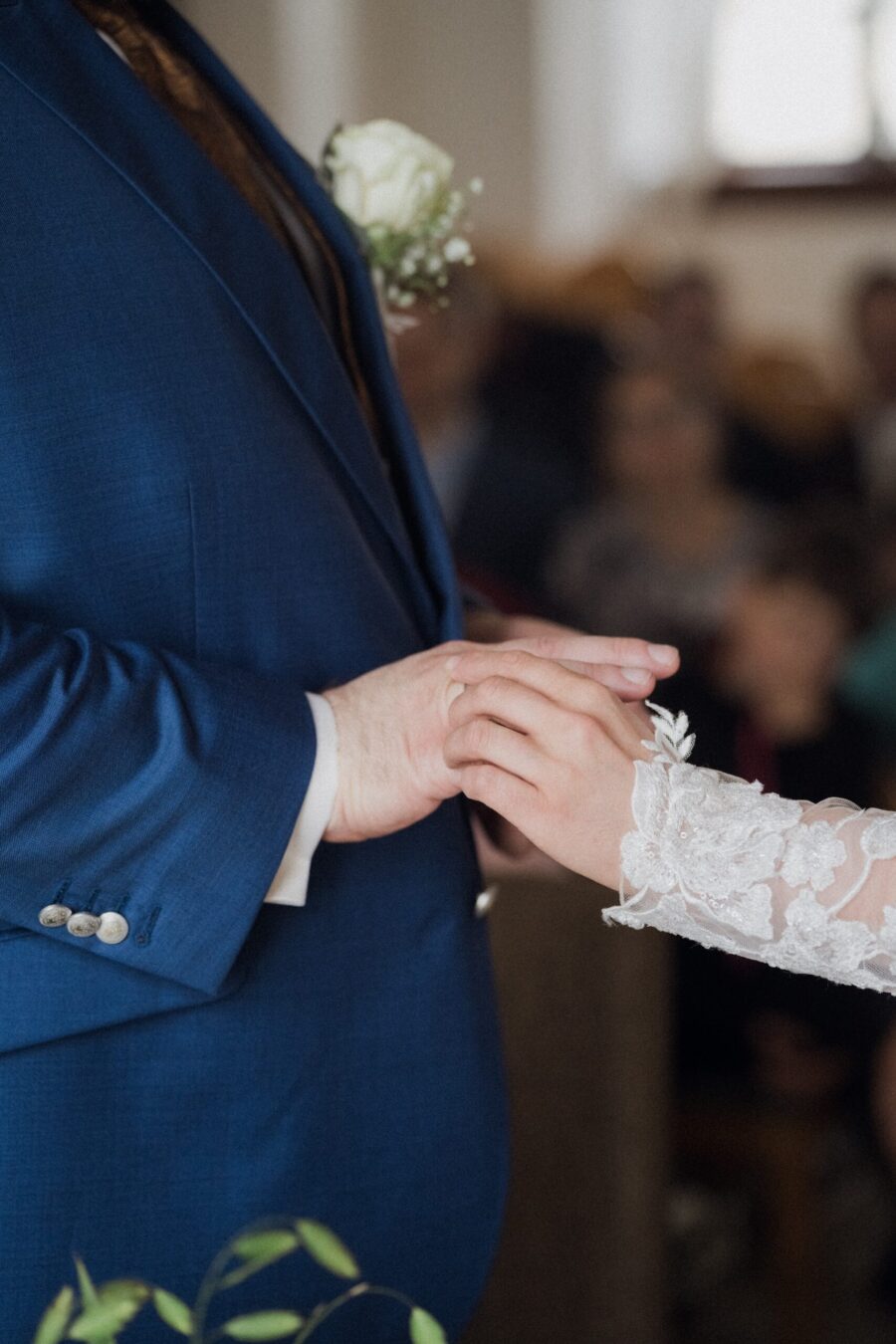 Brautpaar tauscht Ringe beim Ringtausch