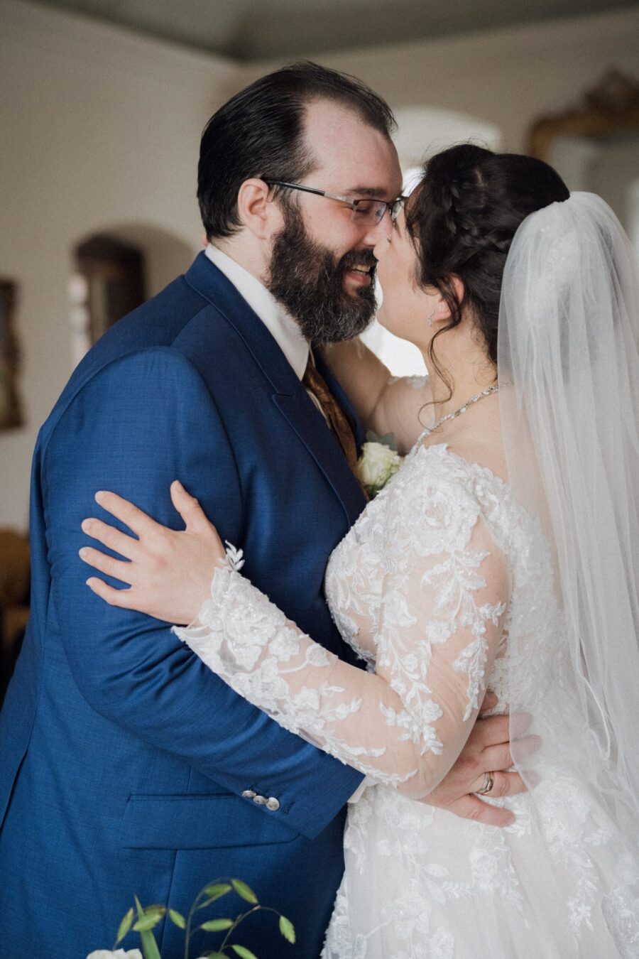 Brautpaar umarmt sich in eleganter Hochzeitskleidung