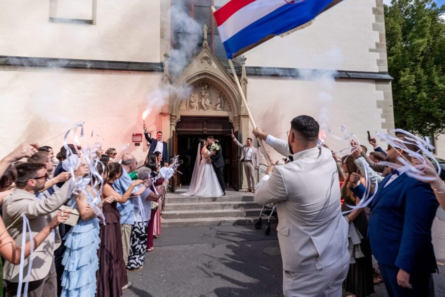 Brautpaar verlässt Kirche unter Jubel der Gäste