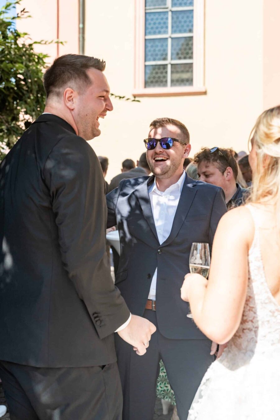 Gäste im Gespräch bei Hochzeitsempfang draußen