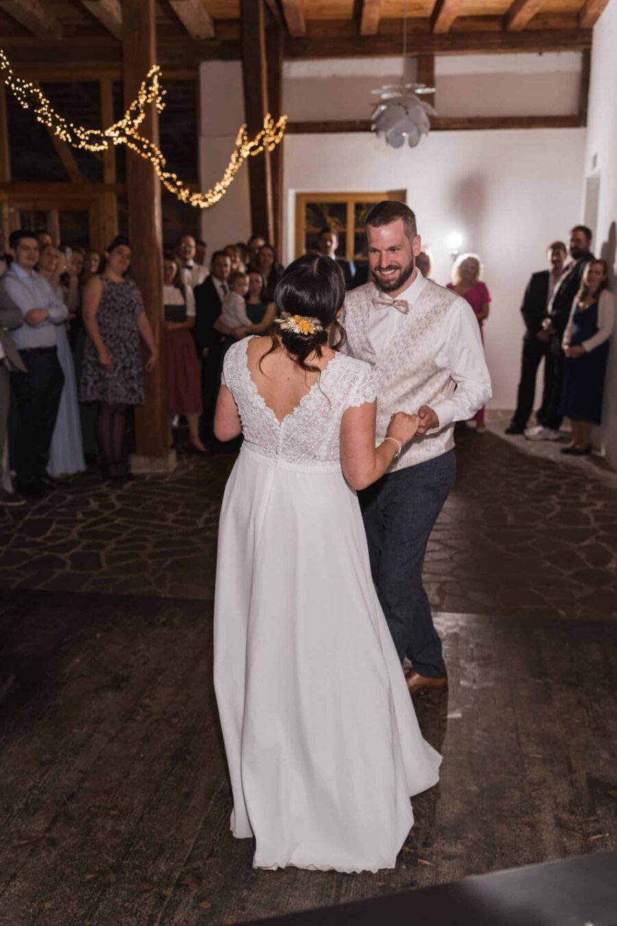 Tanzendes Brautpaar im festlich dekorierten Saal