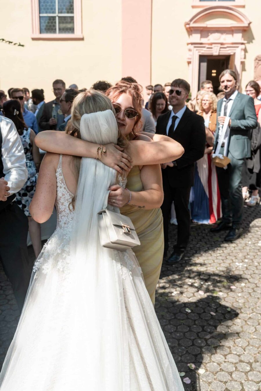 Umarmung bei Hochzeitsempfang im Freien
