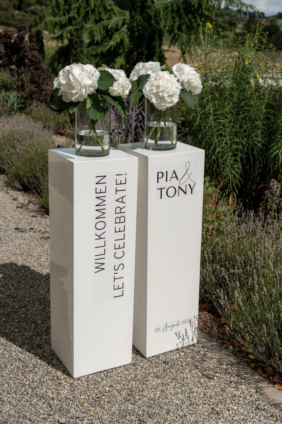 Hochzeitsdekoration mit Blumenarrangement im Freien