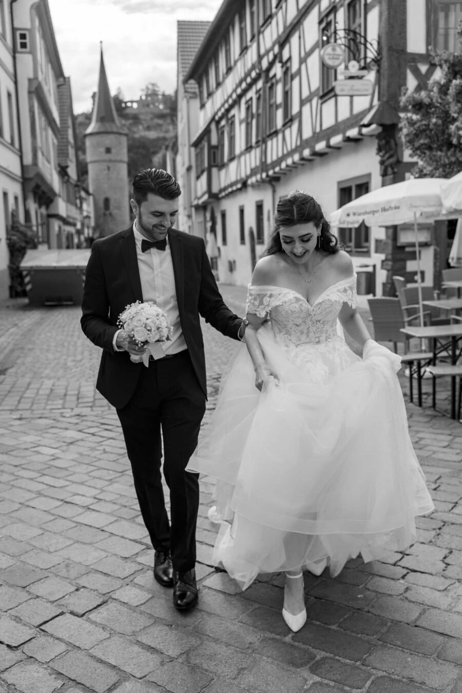 Brautpaar spaziert durch historische Altstadt bei Würzburg
