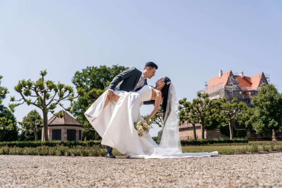 Brautpaar tanzt in sommerlichem Schlossgarten