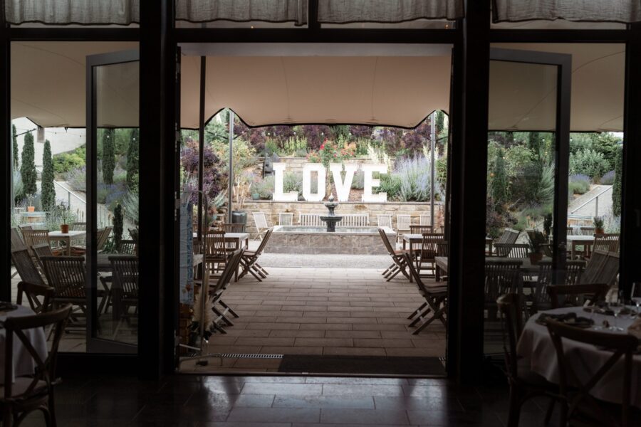 Gartenhochzeit mit LOVE-Dekoration im Außenbereich.