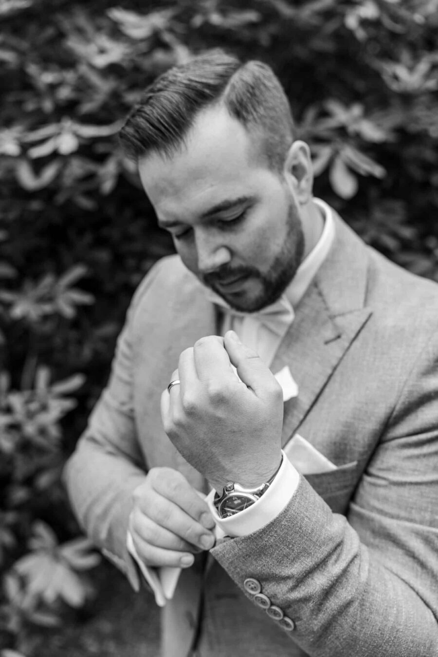 Hochzeit Insel Mainau Bodensee – Heiraten am Bodensee 29 Bräutigam richtet Manschette im Garten